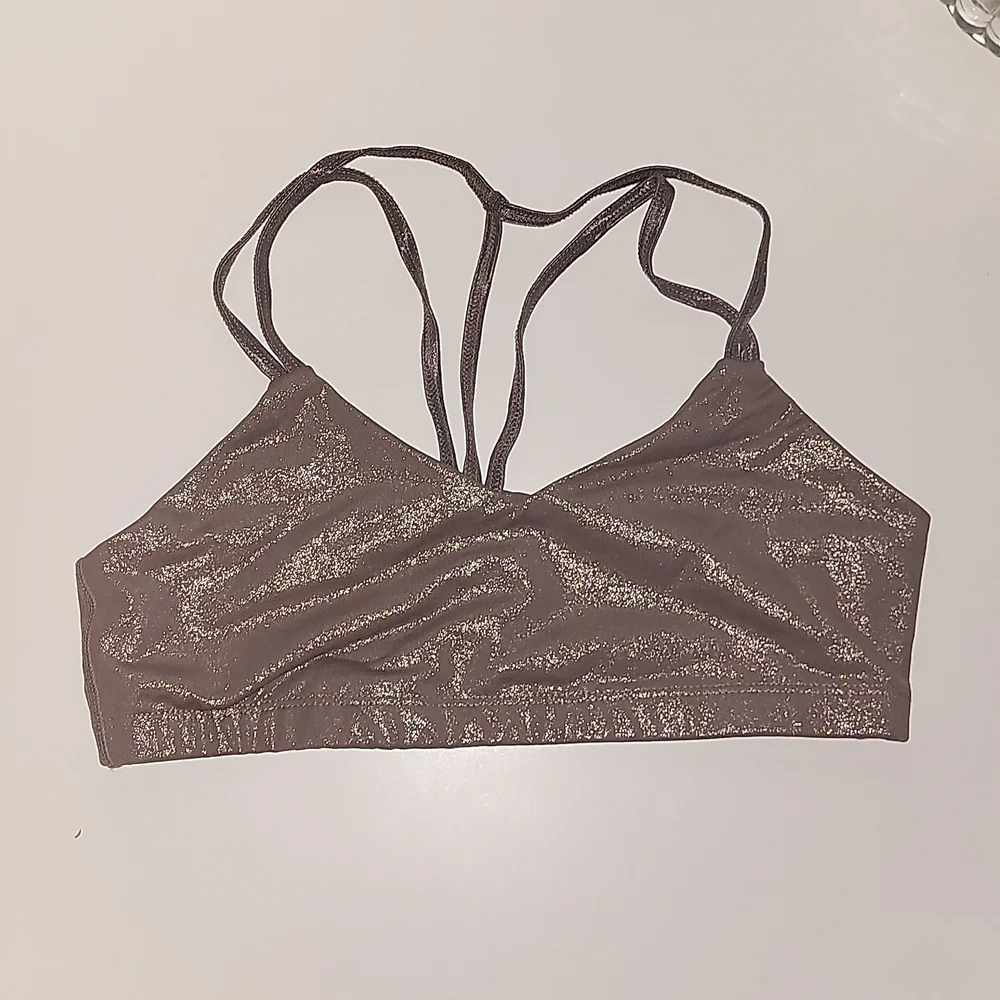 Never worn *Beyond Yoga sports bra, shimmery size medium